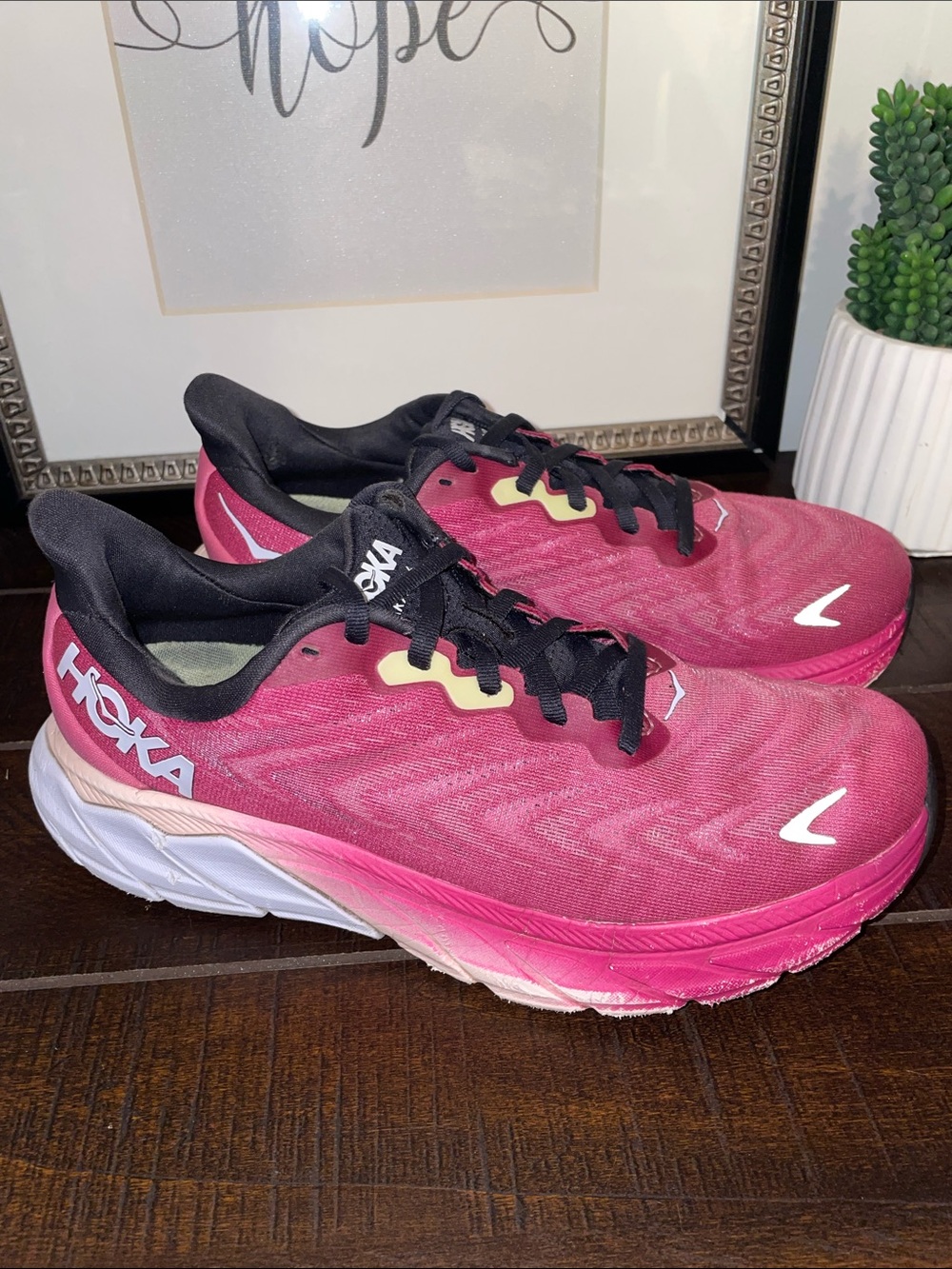 Hoka Arahi 6 Pink Athletic Running Shoes Sneakers Size 8B Festival Fuchsia